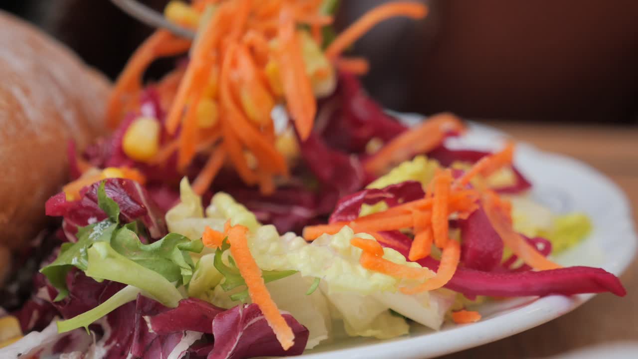 접시 위 에 있는 러드 의 근접 사진