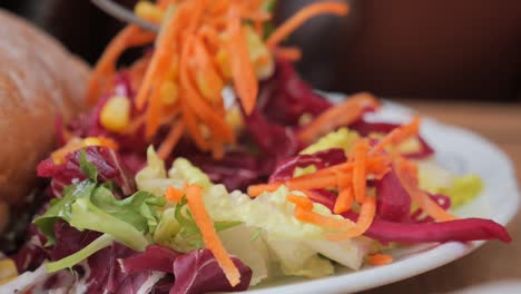 un primer plano de una ensalada en un plato