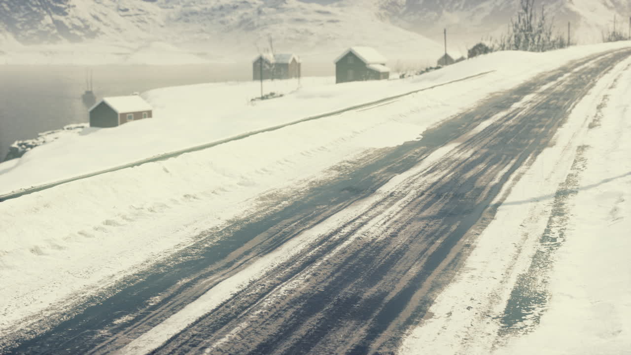 신선한 눈 아래의 전통적인 노르웨이 목조 집