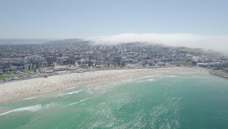 Vollgepackter-Bondi-Beach-In-Sydney,-Australien-Mit-Massen-Von-Sonnenanbetern-Und-Schwimmern-Im-Sommer