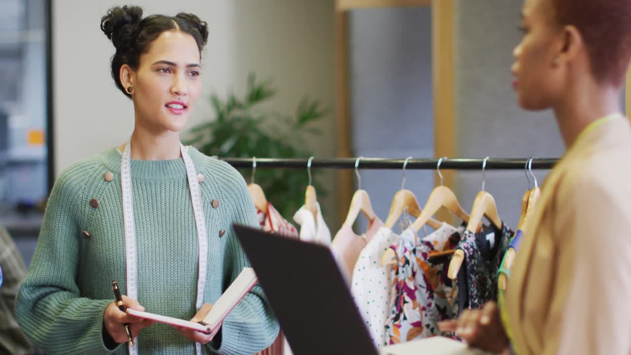 diversas personas de negocios felices discutiendo el trabajo con computadora portátil y tableta en la oficina