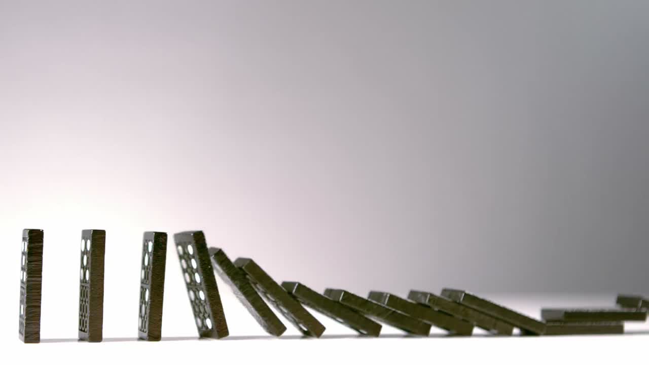 dominó empujando a otros dominó hacia abajo