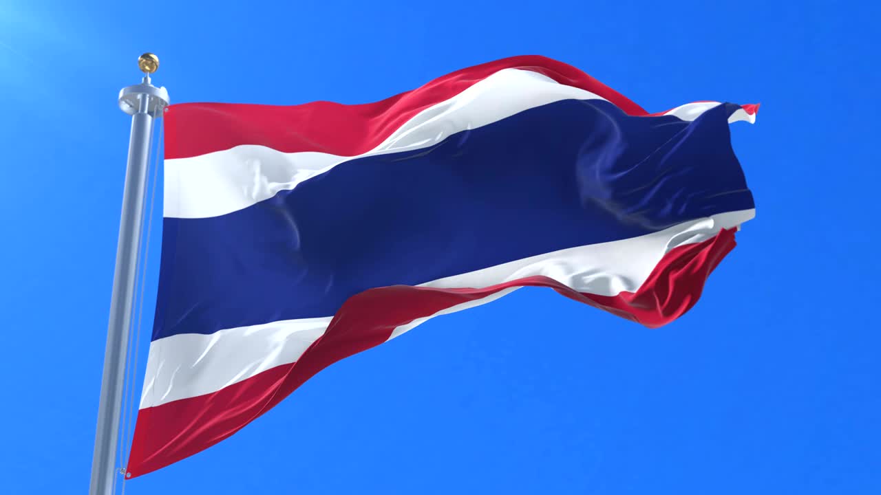 태국 발이 바람에 흔들리고 푸른 하늘이 느리게 회전하고 있습니다.