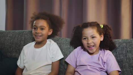 niños viendo películas en casa