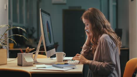 Mujer-De-Negocios-Hablando-Móvil-En-Coworking.-Mujer-Poderosa-Explicando-Errores