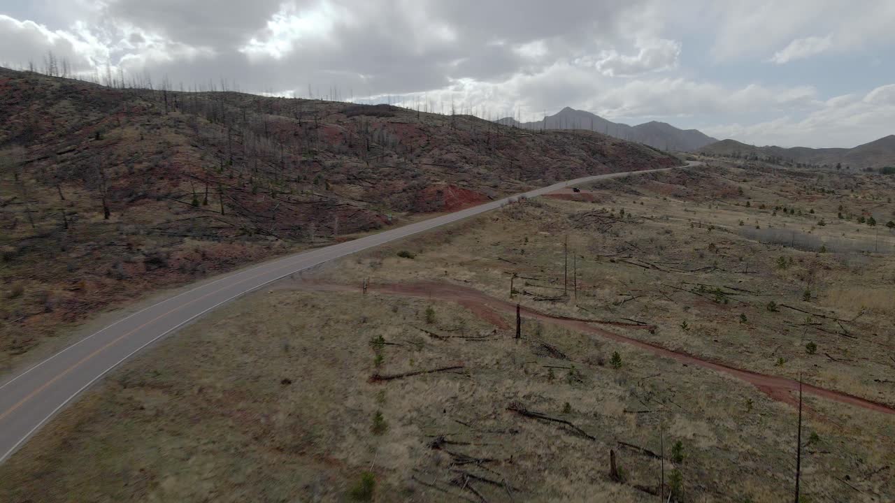 vista aérea panorámica a través de una remota carretera de montaña en el bosque nacional pike, montañas rocosas