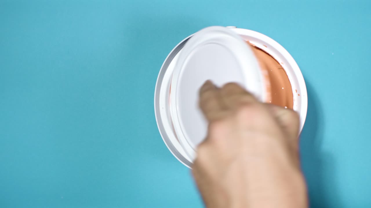 toma cercana de una lata de apertura manual con pintura rosa melocotón