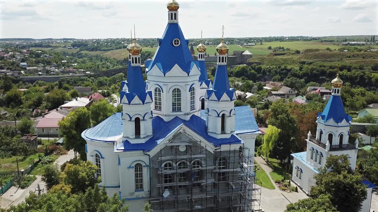 воздушная церковь святого георгия в камианец-подилский в солнечный день, полкруга слева, средний выстрел