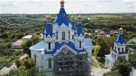 iglesia aérea de st. george en kamianets podilskyi en un día soleado, medio círculo a la izquierda, toma media