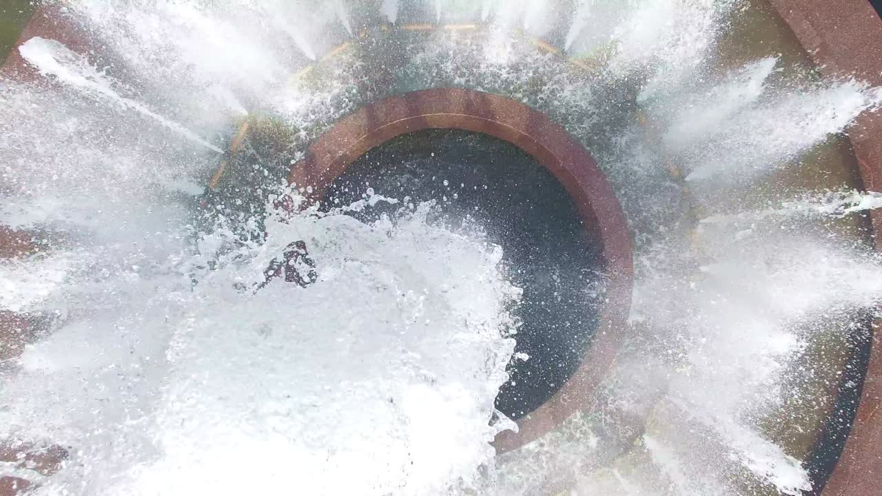 드론에서 매우 가까이 찍은 제네릭 시티 분수