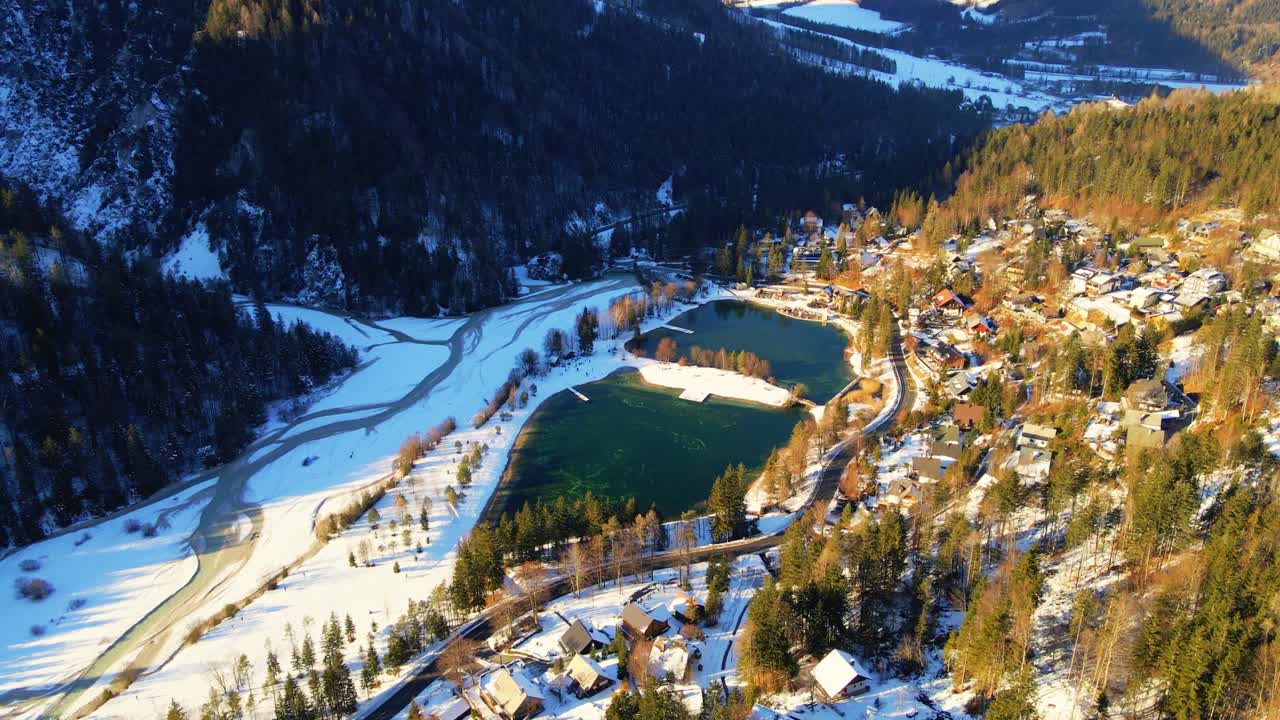 imágenes aéreas de drones 4k del lago jasna, eslovenia en invierno