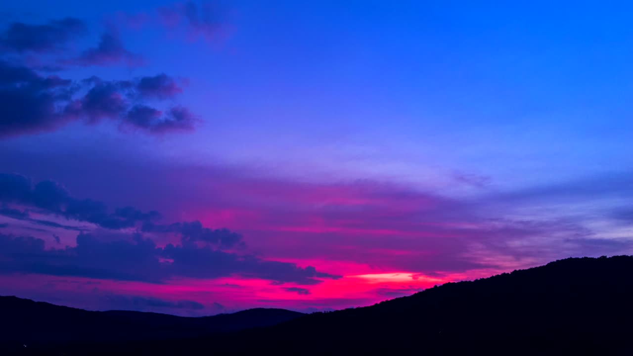 vueltas de tiempo de drones de cielo azul