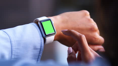 primer plano de una mujer usando la pantalla táctil del reloj inteligente, pantalla verde
