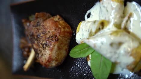 carne frita con setas y pasta con crema agria en cámara lenta