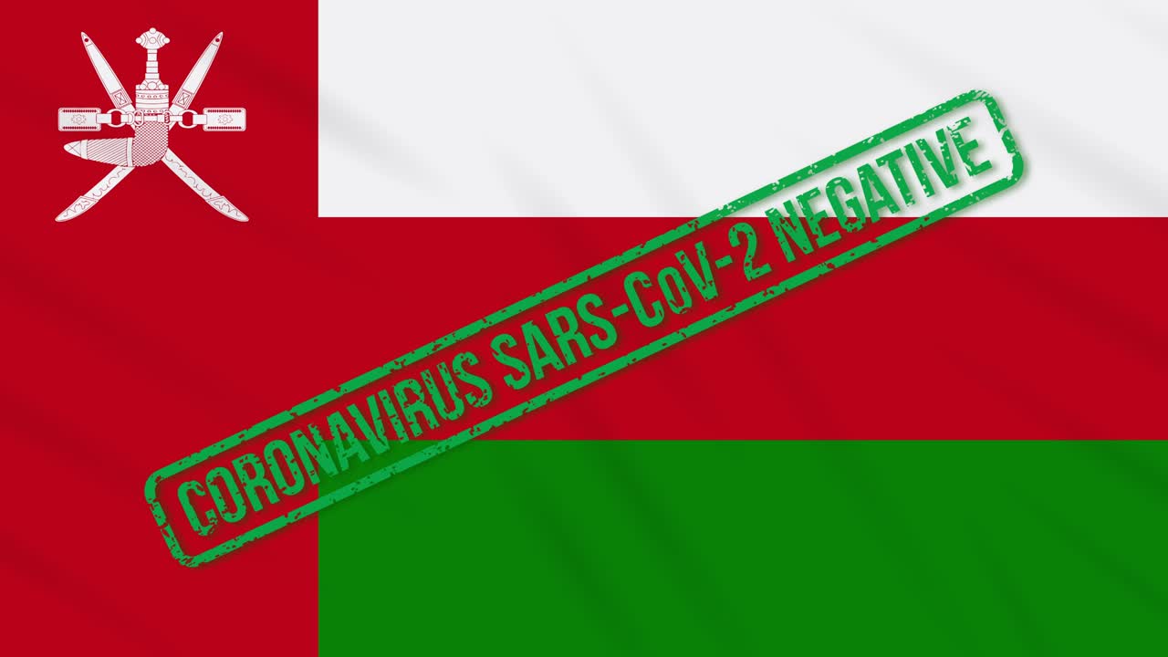 코로나 바이러스로부터의 자유의 초록색 스프를 가진 오만 발을 흔들고 있습니다.