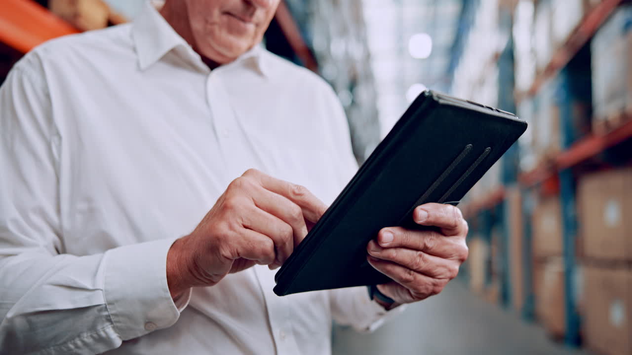 gerente senior inspeccionando el inventario del almacén