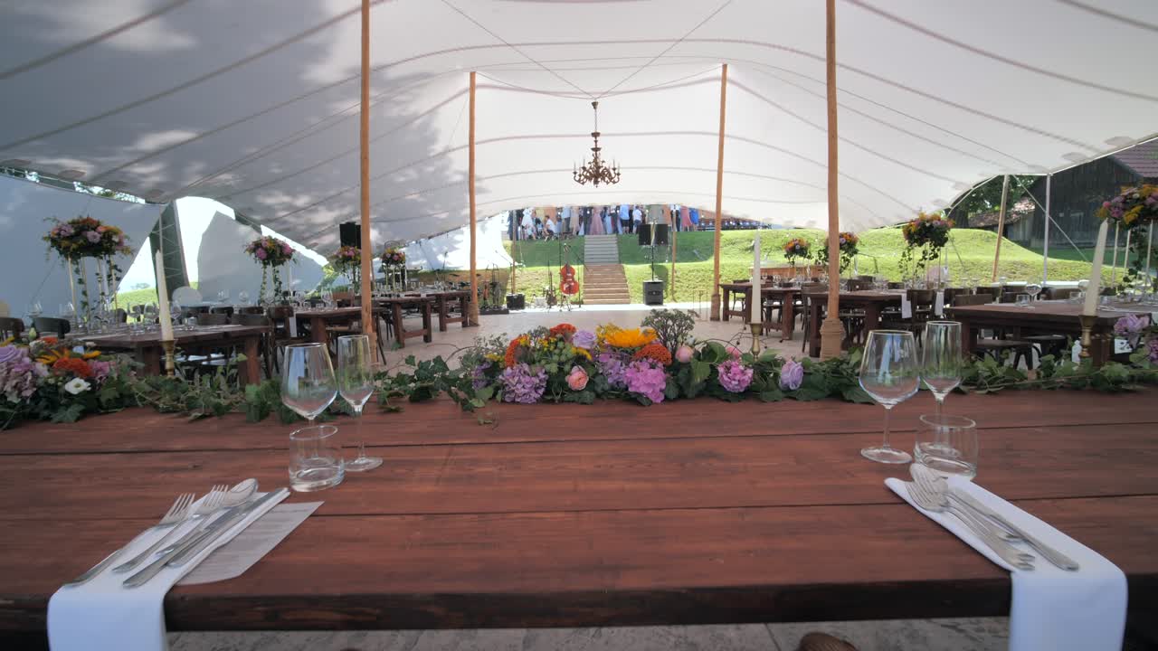 amplia toma de carro de mesa de boda de recién casados decorada boho con creación de flores