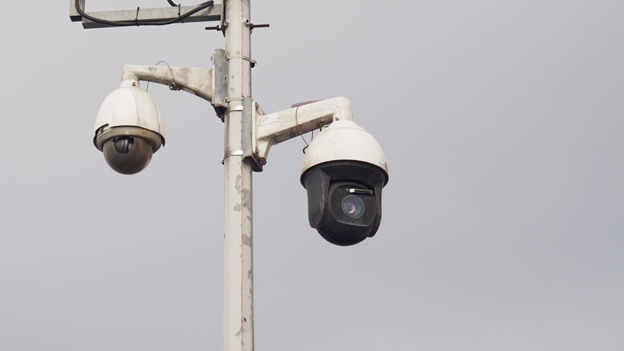 Due telecamere di sicurezza su un palo