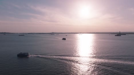 Cielo-Del-Atardecer-En-El-Río-Hudson-Con-La-Estatua-De-La-Libertad-A-Lo-Lejos,-Nueva-York,-Estados-Unidos