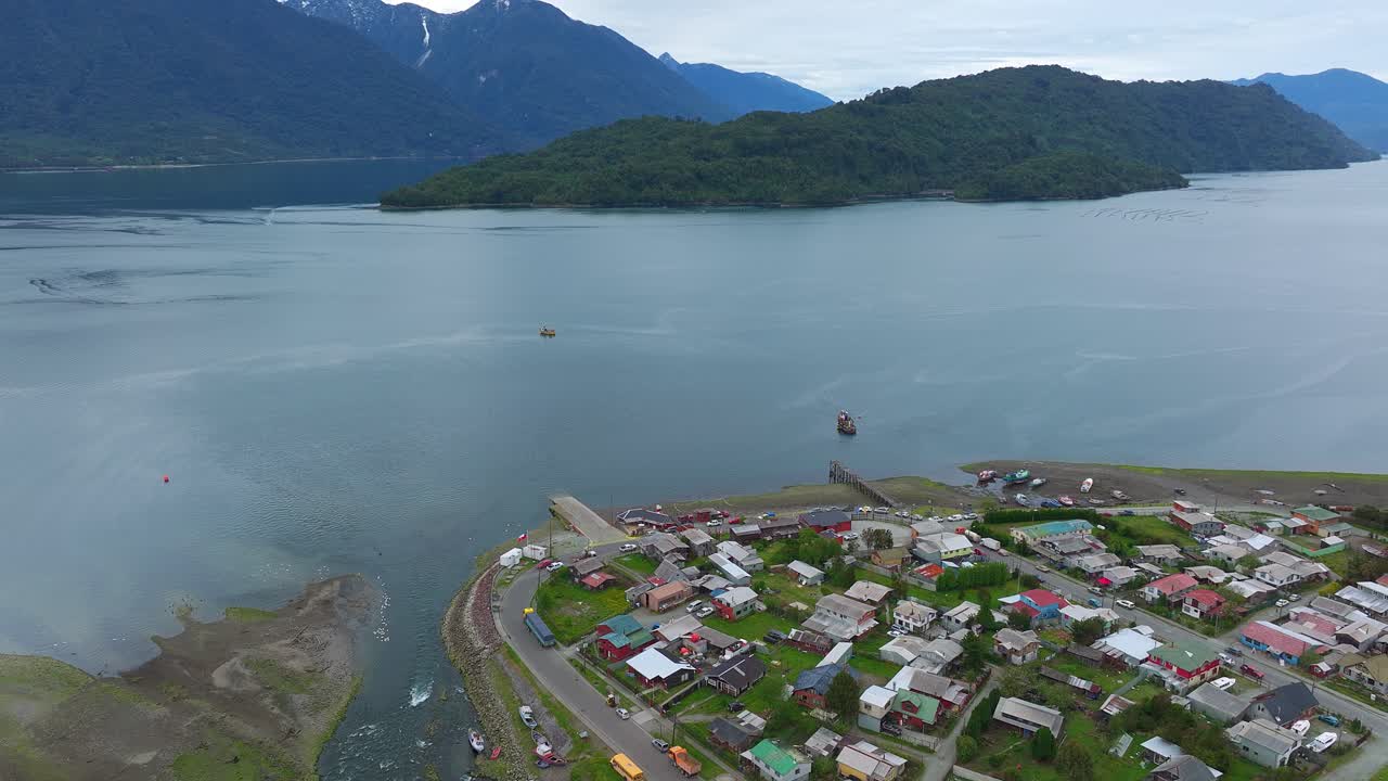 vuelo aéreo sobre hualaihué, una comuna chilena ubicada en la provincia de palena, región de los lagos al lado de la vía fluvial del fiordo