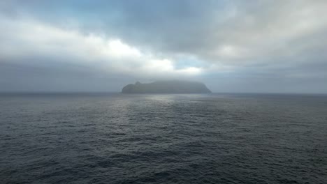 Insel-Gegen-Bewölkten-Himmel-Am-Morgen