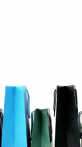bolsas de compras multicolores sobre un fondo blanco
