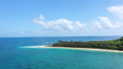 Eine-Luftaufnahme-Zeigt-Boote,-Die-Von-Den-Frankland-Islands-Vor-Queensland-Australien-Abfahren