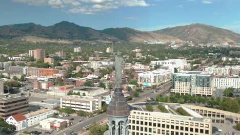 Increíble-Disparo-En-órbita-Alrededor-De-La-Estatua-En-La-Parte-Superior-De-Salt-Lake-City-Y-El-Edificio-Del-Condado.