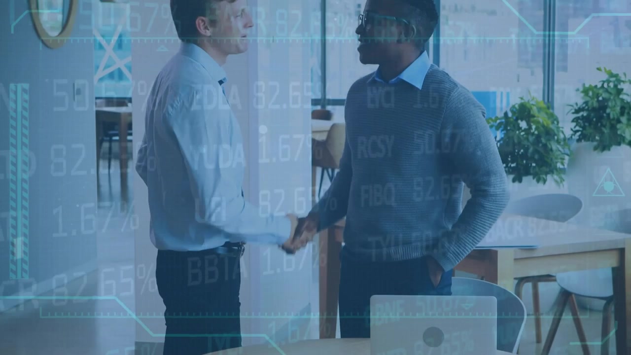 Animation av börsdata som bearbetas över olika affärsmän som diskuterar på kontoret