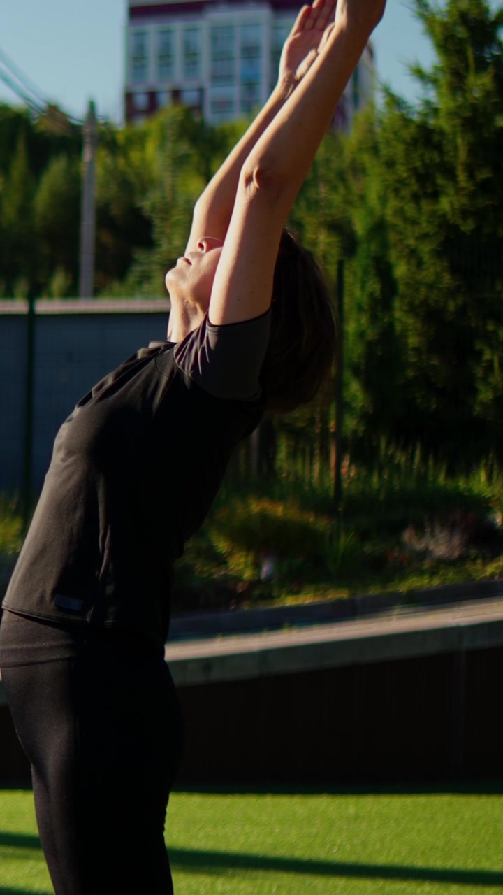 Mulher Madura Praticando Yoga ao Ar Livre em um Parque