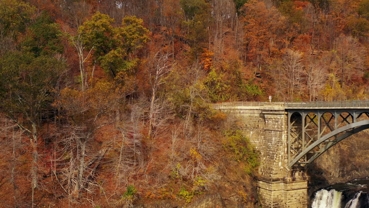 뉴욕주 웨스트체스터 카운티의 새로운 크로톤 댐에서 폭포를 바라보는 받침대 드론