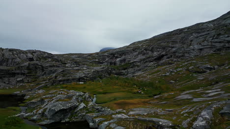 capas de roca natural en los cañones de hellmobotn en el norte de noruega cerca de la frontera con suecia