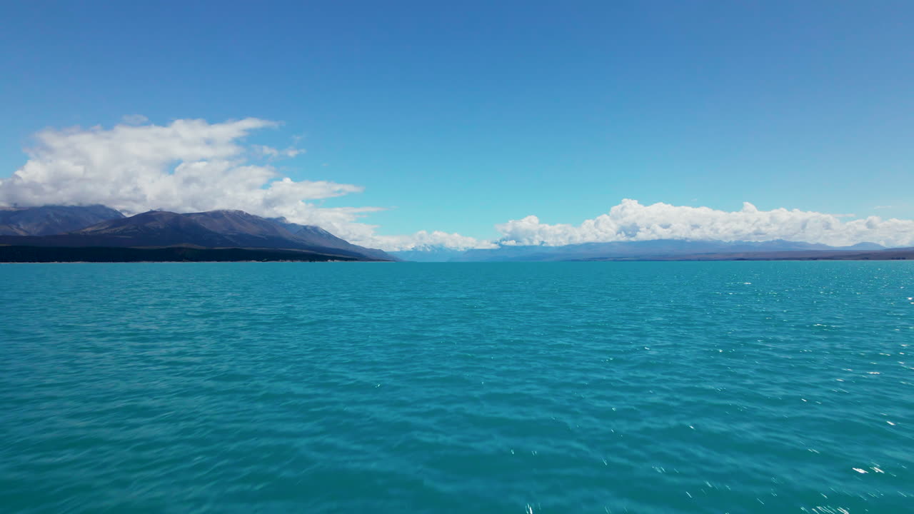 vista aérea baja del colorido lago azul pukaki en nueva zelanda