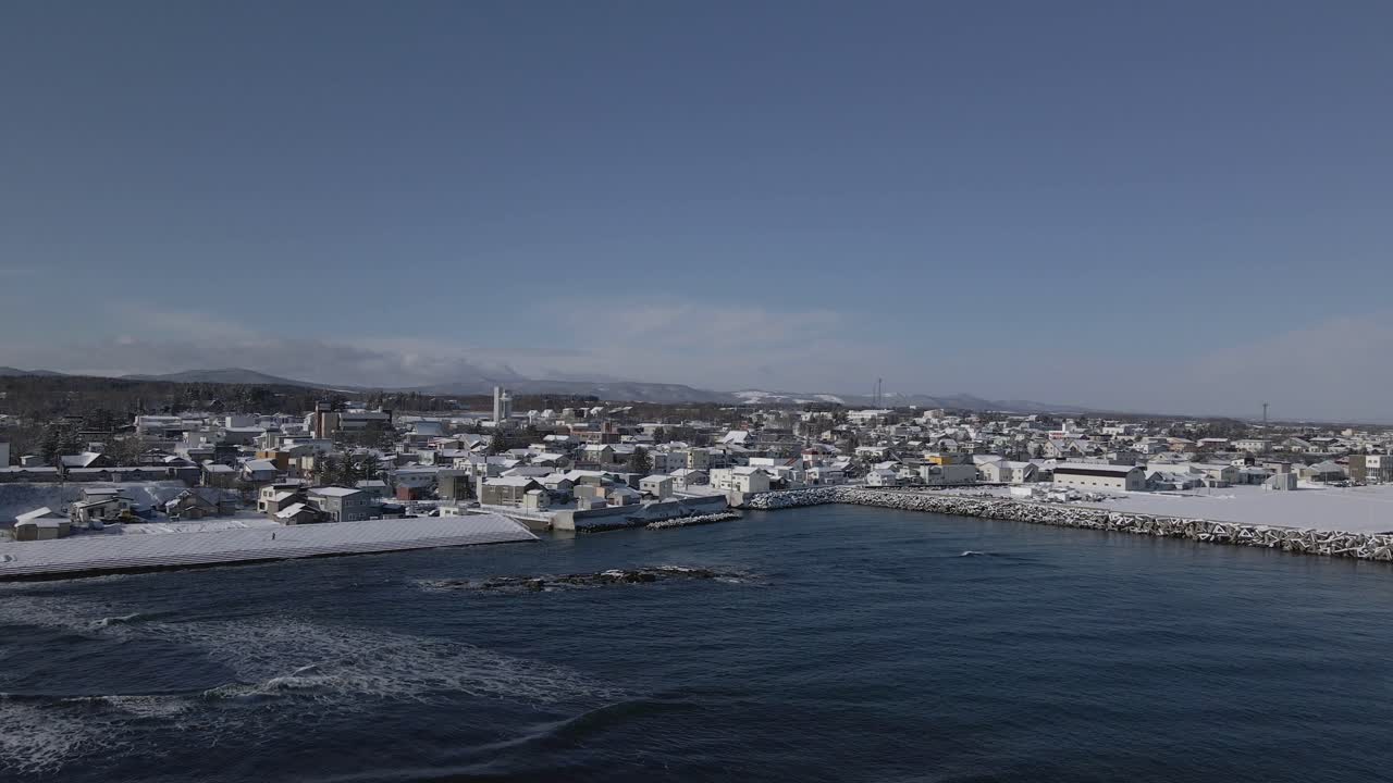 일본 해안 해변 마을의 드론 샷