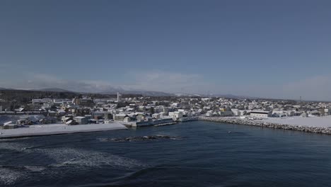 Drohnenaufnahme-Einer-Küstenstadt-In-Japan.-Im-Winter-Schneebedeckt