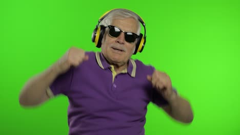 Elderly-senior-caucasian-grandfather-man-tourist-dance,-listen-music.-Chroma-key