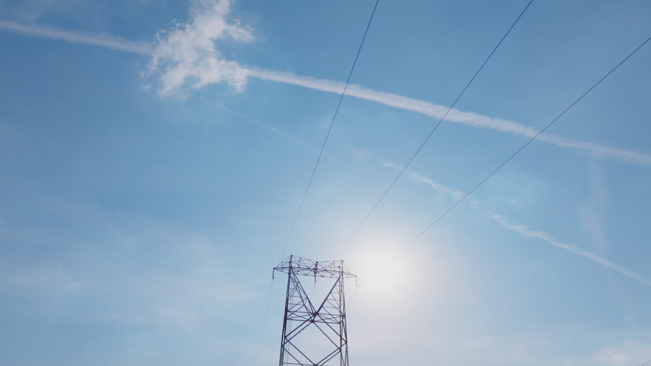 은 하늘을 배경으로 전력 라인과 전송 타워