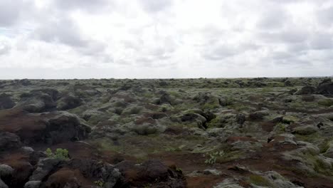 Island-Lavagesteinsfeld-Mit-Drohnenvideo,-Das-Sich-Vorwärts-Bewegt