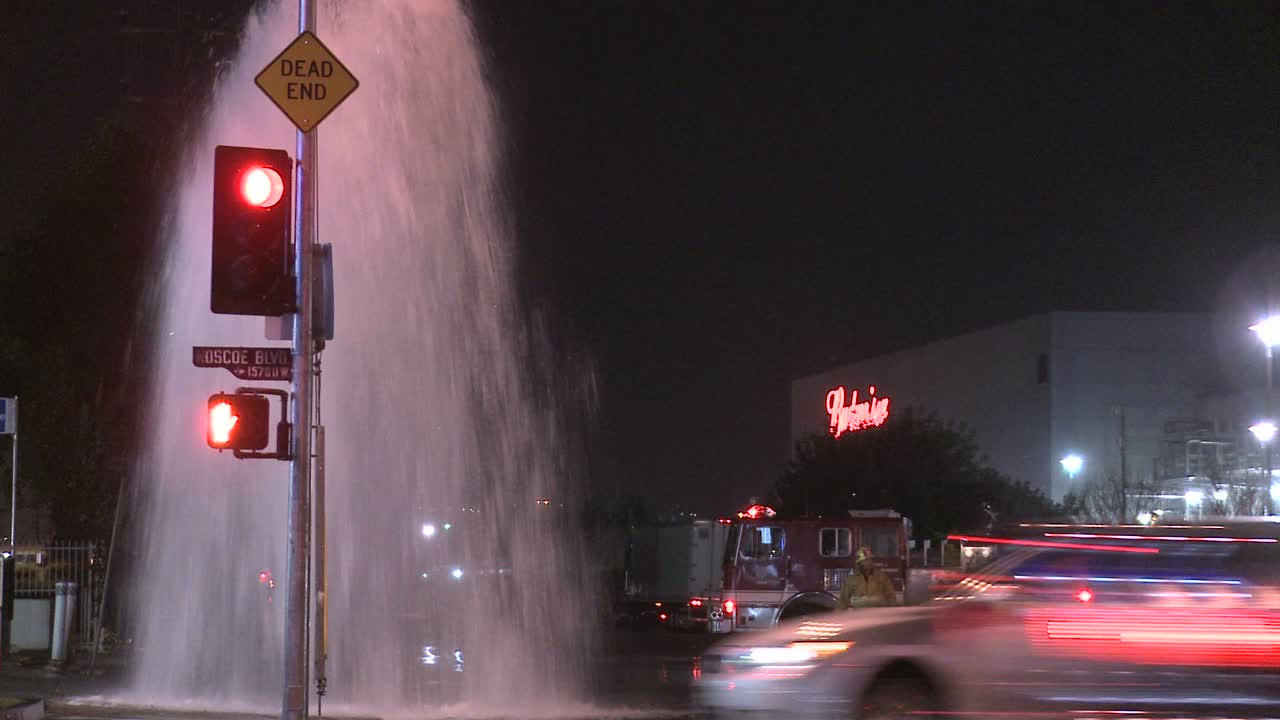 bomberos intentan cerrar una cañería rota en los ángeles 1