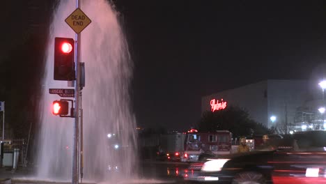 Los-Bomberos-Intentan-Cerrar-Una-Tubería-De-Agua-Rota-En-Los-Angeles-1