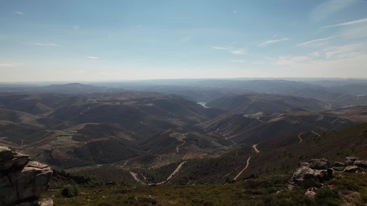 Vista aerea con drone di uno splendido paesaggio naturale con valle montana verde e fiume. Torre de Moncorvo, Portogallo