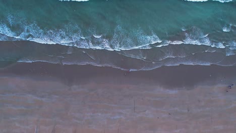 Vista-Aérea-De-Las-Olas-Que-Se-Encuentran-Con-La-Arena-En-La-Playa-De-Kund-Malir.