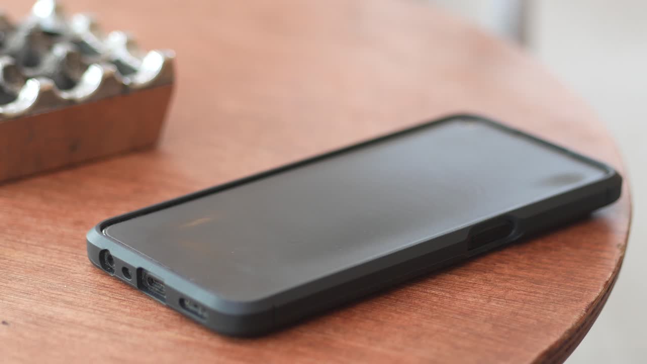 teléfono inteligente en una mesa de madera en un café