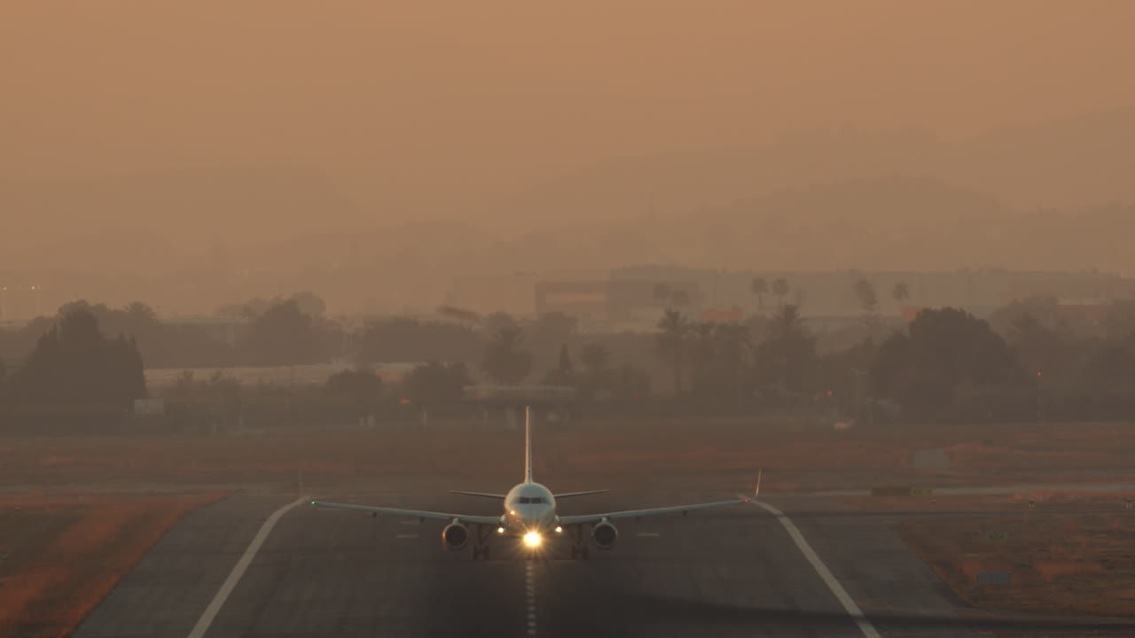 el avión despegue con luces