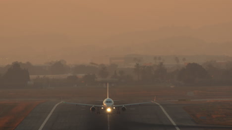 el avión despegue con luces