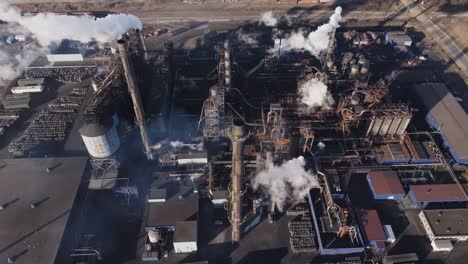 Complejo-Industrial-Con-Chimeneas-Humeantes-En-Hamilton,-Ontario-Al-Atardecer,-Vista-Aérea