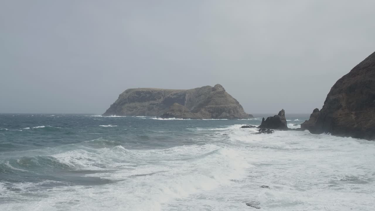 포르토 산토 섬, 포르토 도스 프라데스에서 거친 바다 위의 공중 정적 샷과 슬로우 모션