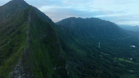 Aerial-shot-looking-at-Nuuanu-Pali,-windward-cliff