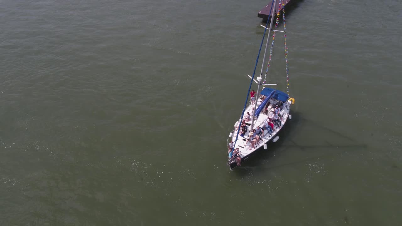 강 에 있는 사람 들 과 함께 항해 하는 배