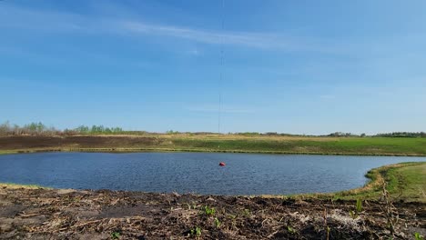 Helicóptero-Llenando-Agua-Del-Embalse-Para-Combatir-Incendios-Forestales-En-Alberta,-Canadá